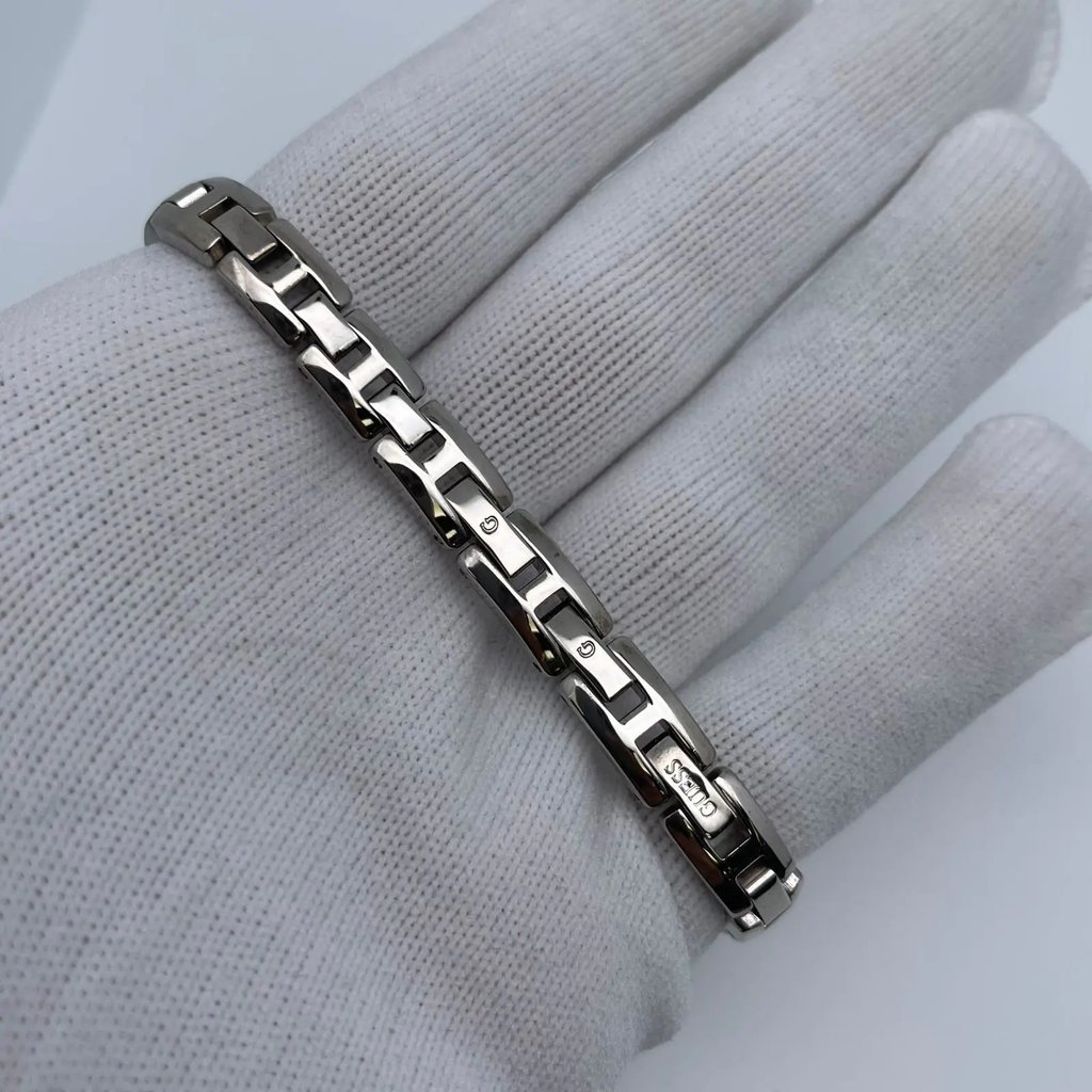 5th image of GUESS Guess Hourglass  Wristwatch, PreOwned condition