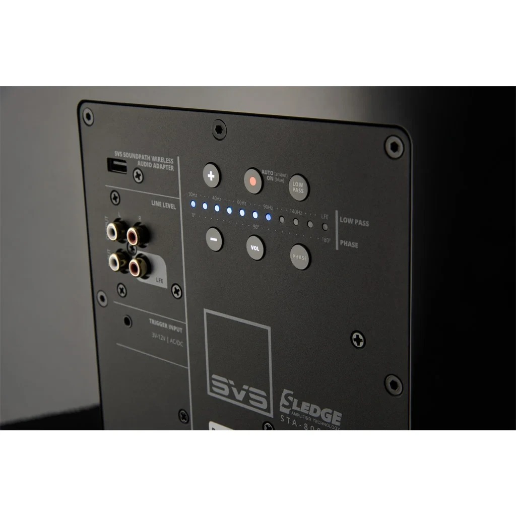 Rückseite des SVS SB-3000 Subwoofers mit Anschlüssen und Bedienelementen.