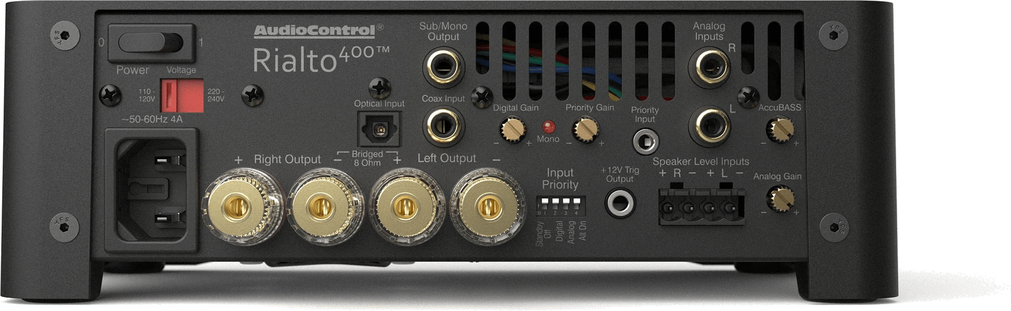 Rückansicht des AudioControl Rialto 400 Verstärkers mit verschiedenen Ein- und Ausgängen.