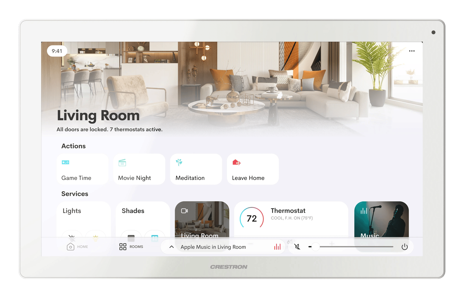 15 Zoll Crestron Wandmontage-Touchscreen zeigt die Steueroberfläche für das Zuhause in einem Wohnzimmer.
