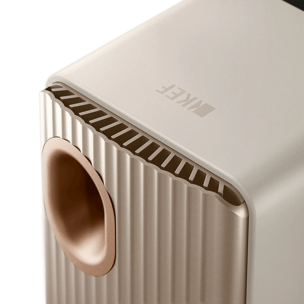 Detailansicht des KEF LS50 Wireless II Lautsprechers, die den hinteren Bassport zeigt.
