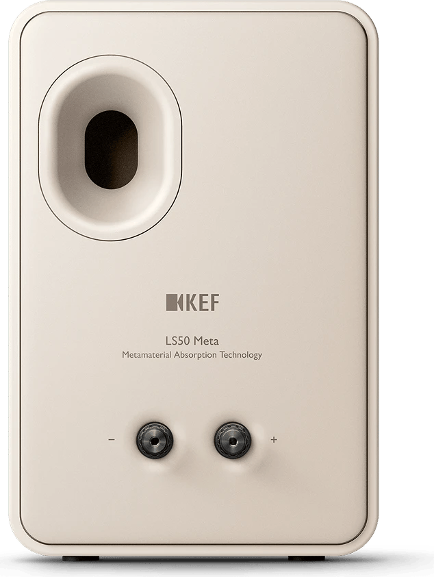 Rückansicht des KEF LS50 Meta in Sand Shell-Finish mit sichtbaren Anschlüssen.