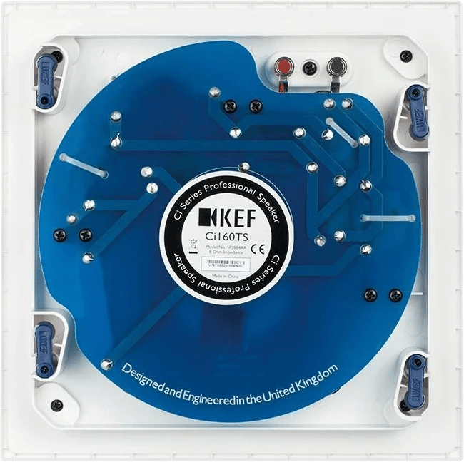 Rückansicht des KEF Ci160TS Lautsprechers mit Anschlüssen und internen Komponenten.