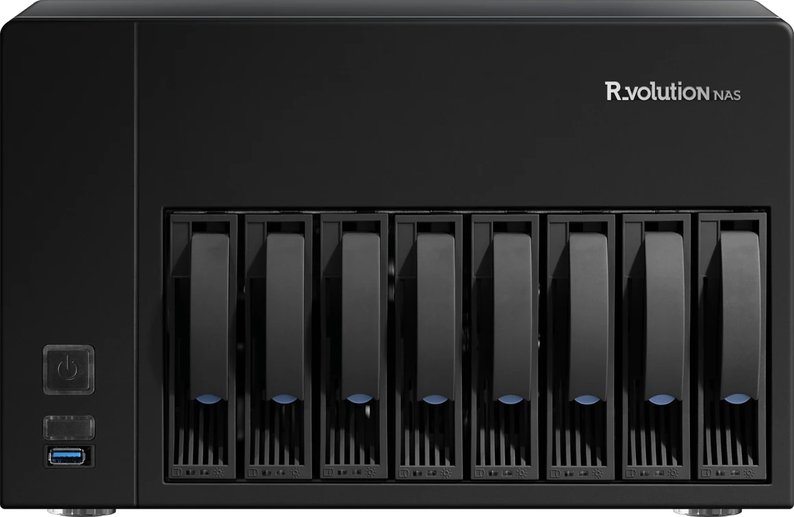 Frontansicht des R.Volution NAS-Speichers mit sechs Hot-Swap-Laufwerksschächten und USB-Anschluss.