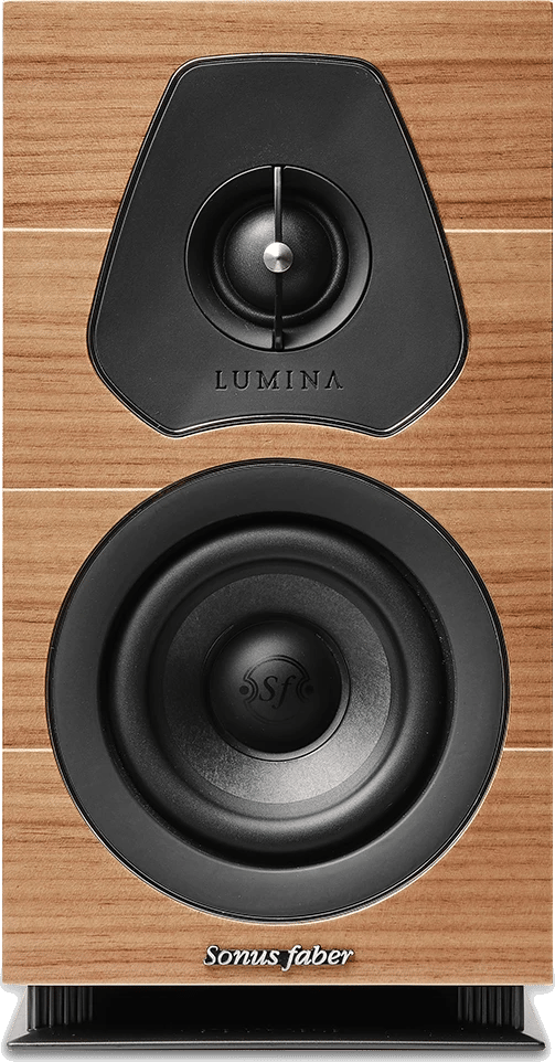 Frontansicht des Sonus faber Lumina I Regallautsprechers in Walnuss-Finish.