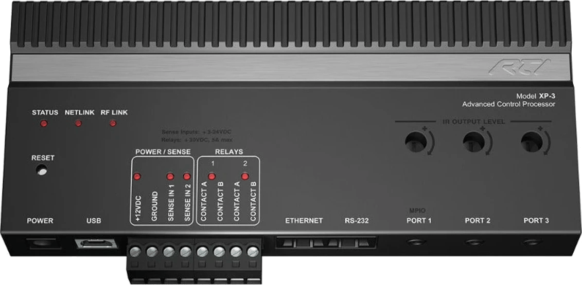 Frontansicht des RTI XP-3 Steuerungsprozessors mit sichtbaren Anschlüssen und Anzeigen.