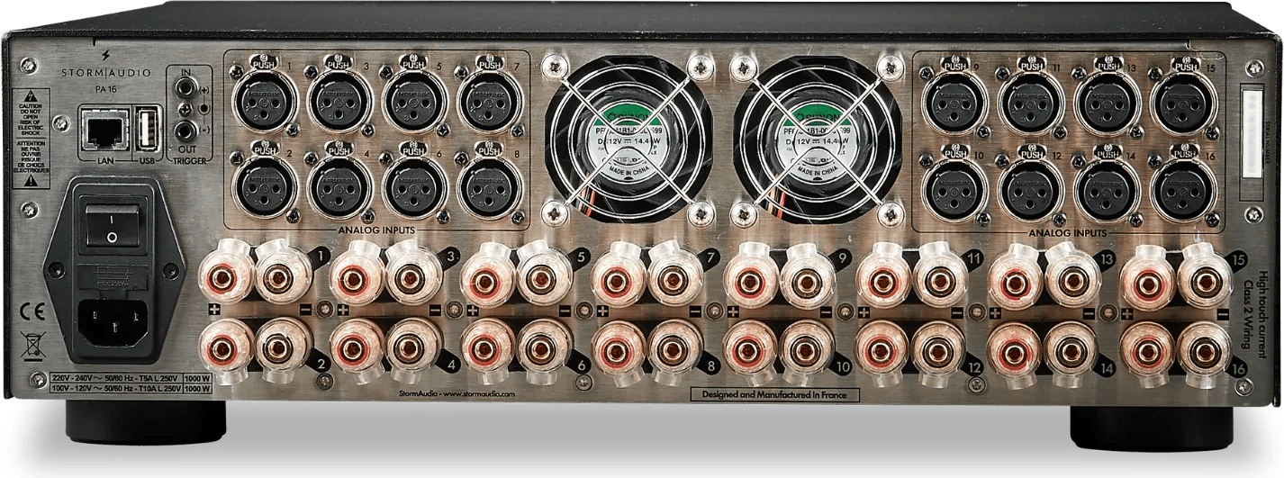 Rückansicht des Storm Audio PA 16 MK3 16-Kanal-Verstärkers mit Anschlüssen und Steckdosen.