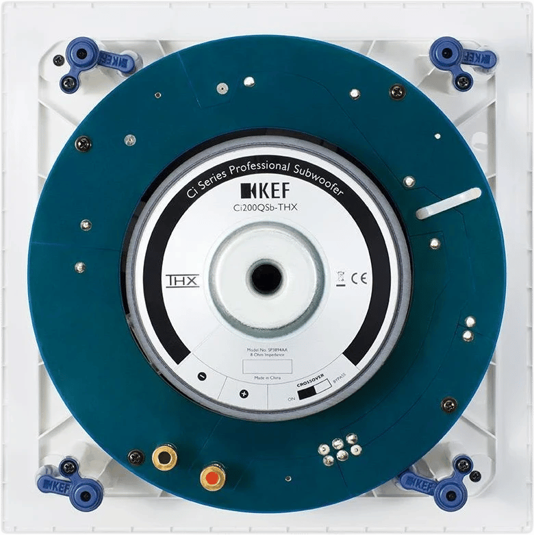 Rückansicht des KEF Ci200QSb-THX Wandeinbau-Subwoofers mit Anschlüssen.