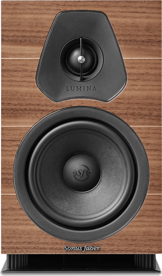 Frontansicht des Sonus faber Lumina II Regallautsprechers in Walnuss-Finish.