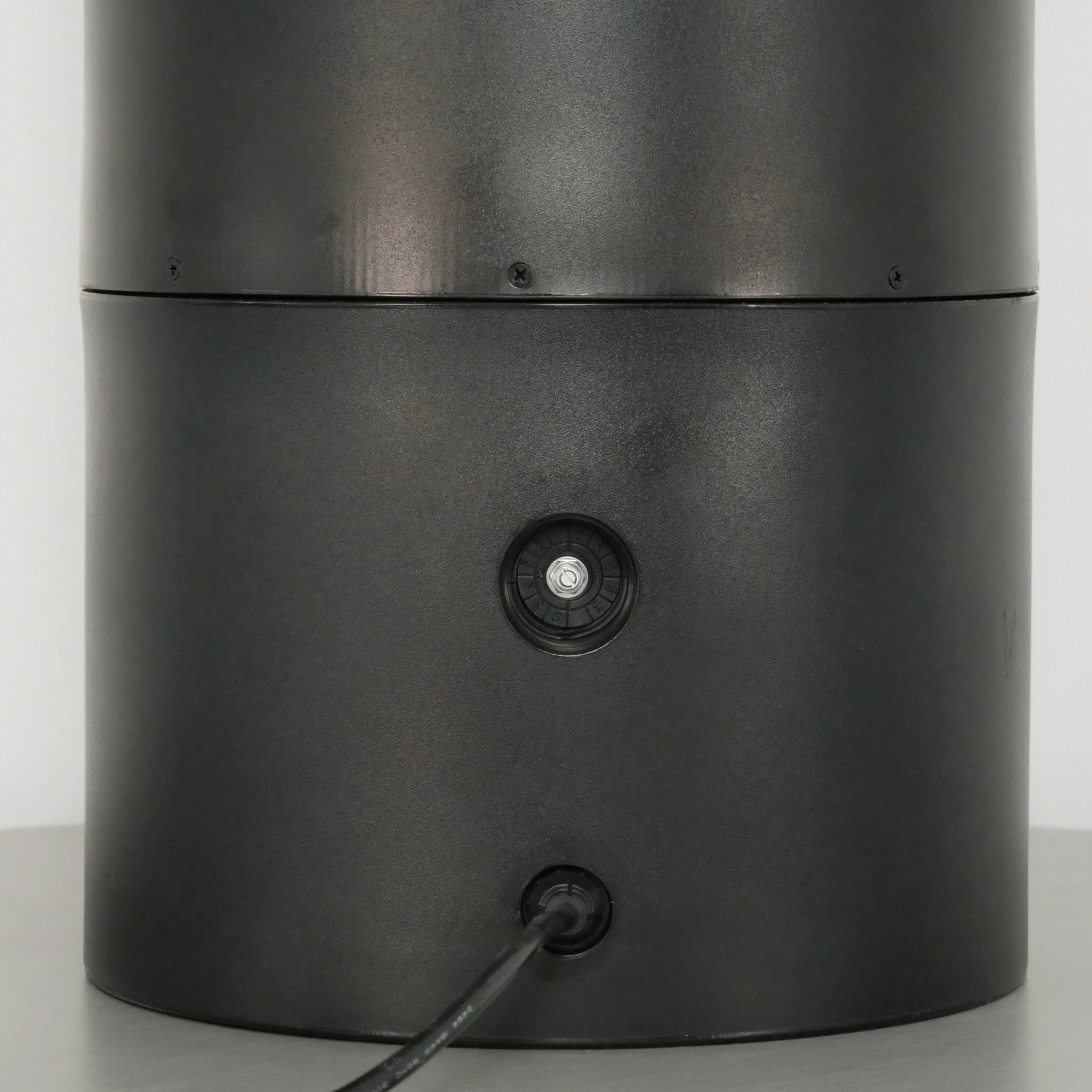 Rückansicht des Sonance LS12T SUB Subwoofers mit sichtbaren Anschlüssen und Kabelverbindung.