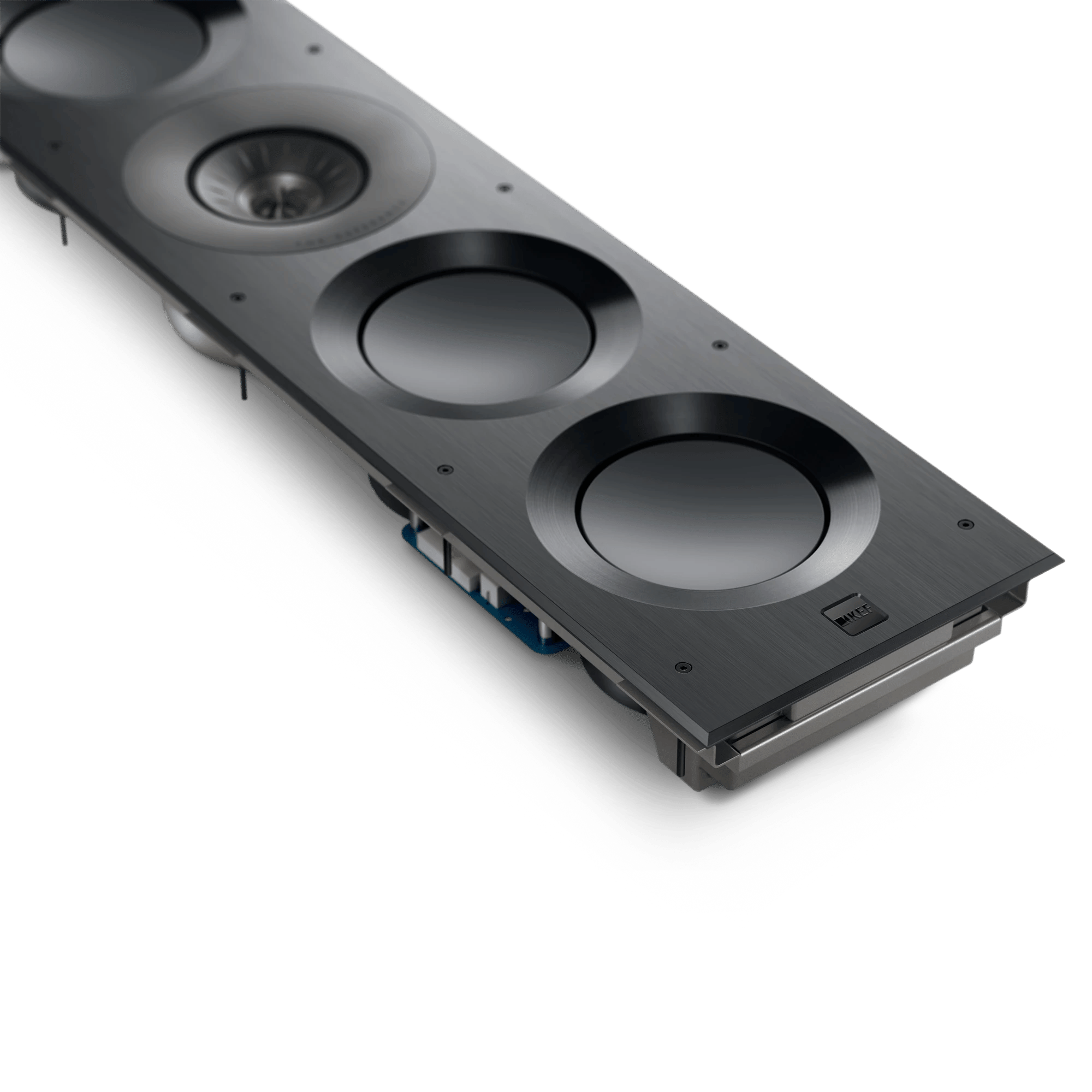 KEF Ci5160REFM-THX in Front-Rechts-Ansicht, zeigt drei Tieftöner und einen Hochtöner.