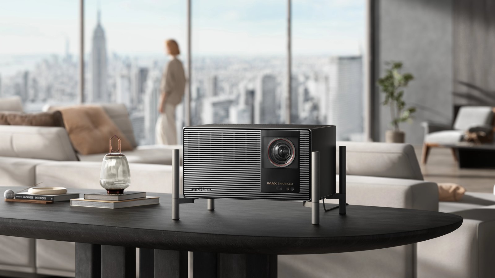 Beamer in einem hellen Wohnzimmer, Skyline im Hintergrund.