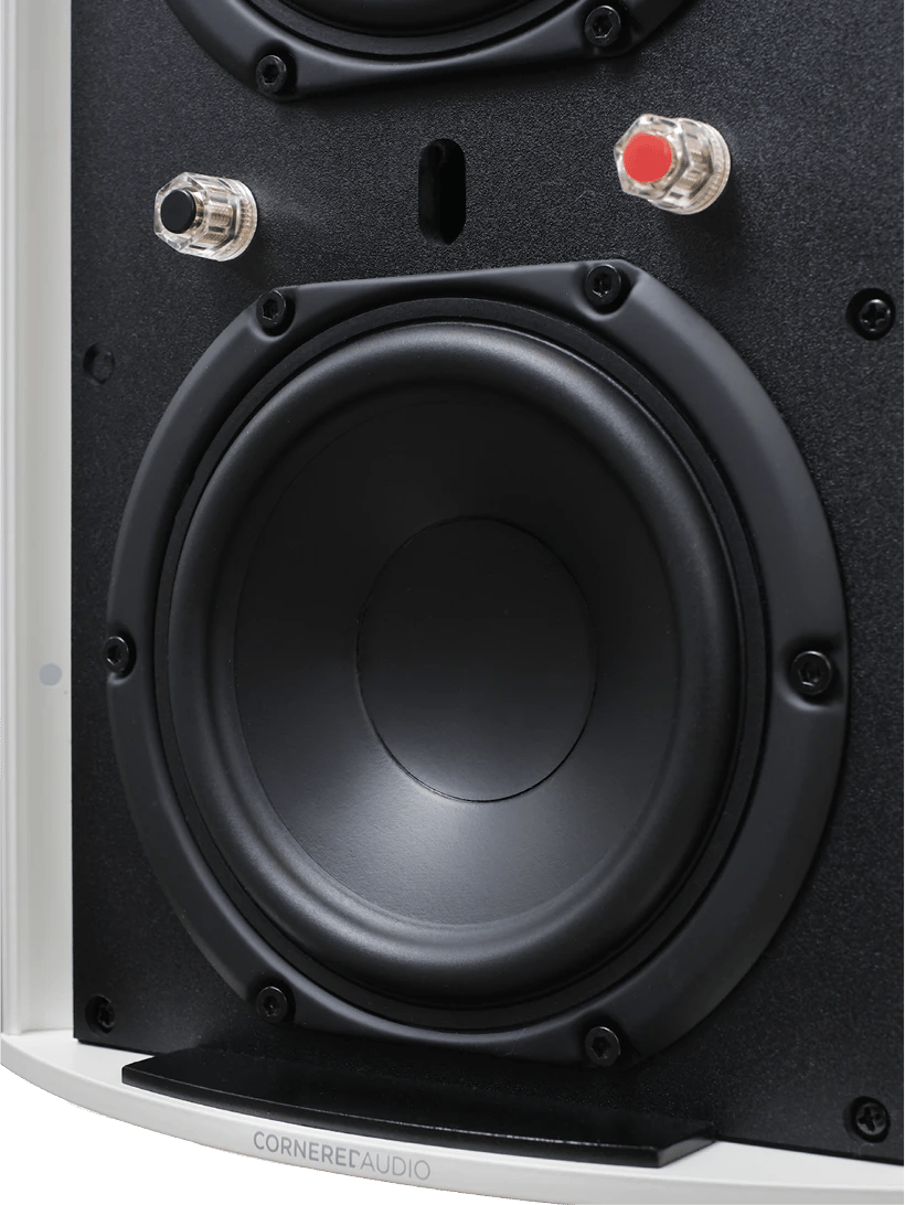 Detailansicht des Cornered Audio C5 Lautsprechers mit sichtbaren Anschlussklemmen.