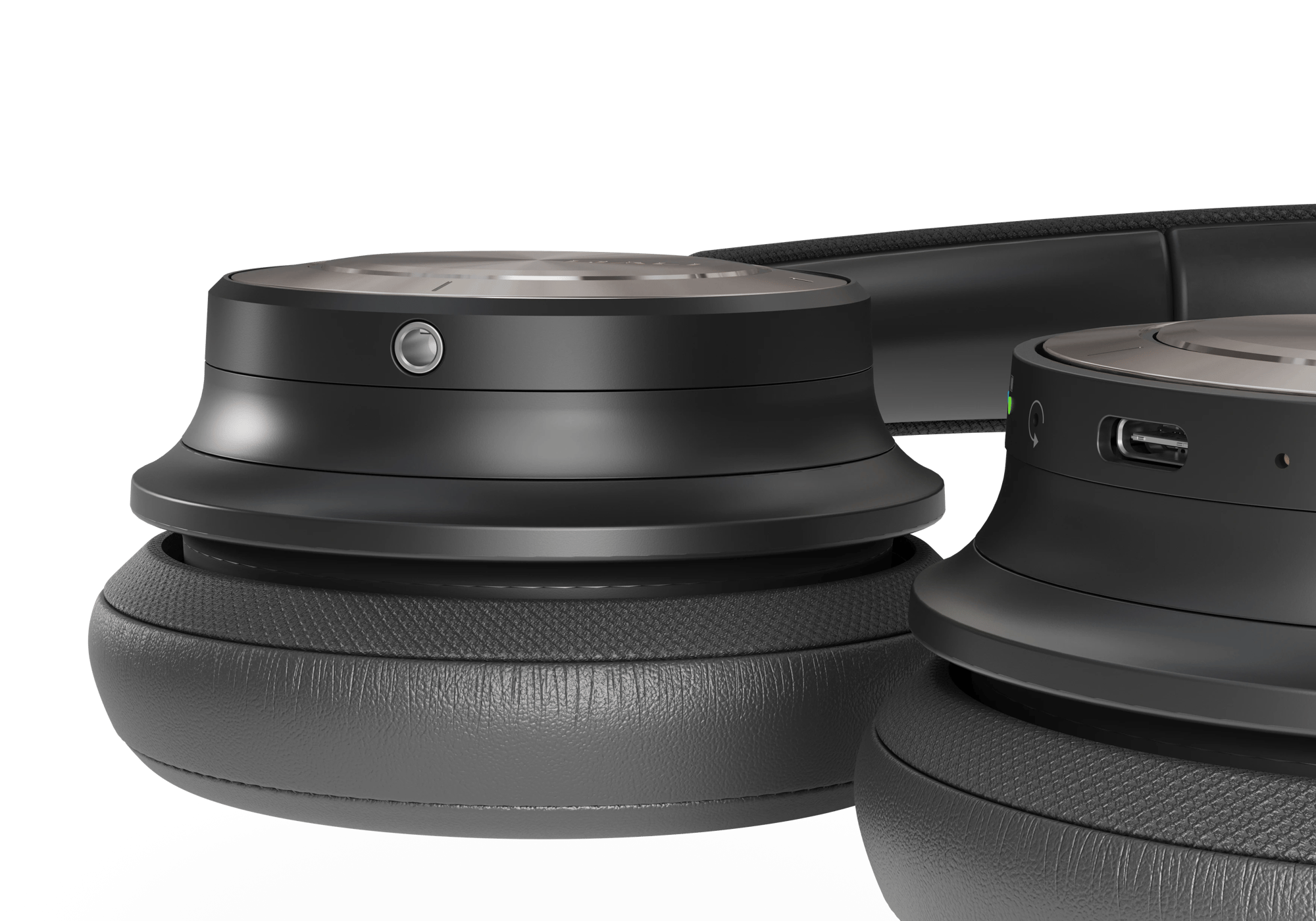 Nahaufnahme der DALI IO-8 Kopfhörer in Iron Black, zeigt den Ohrmuschel mit Taste und USB-C-Anschluss.