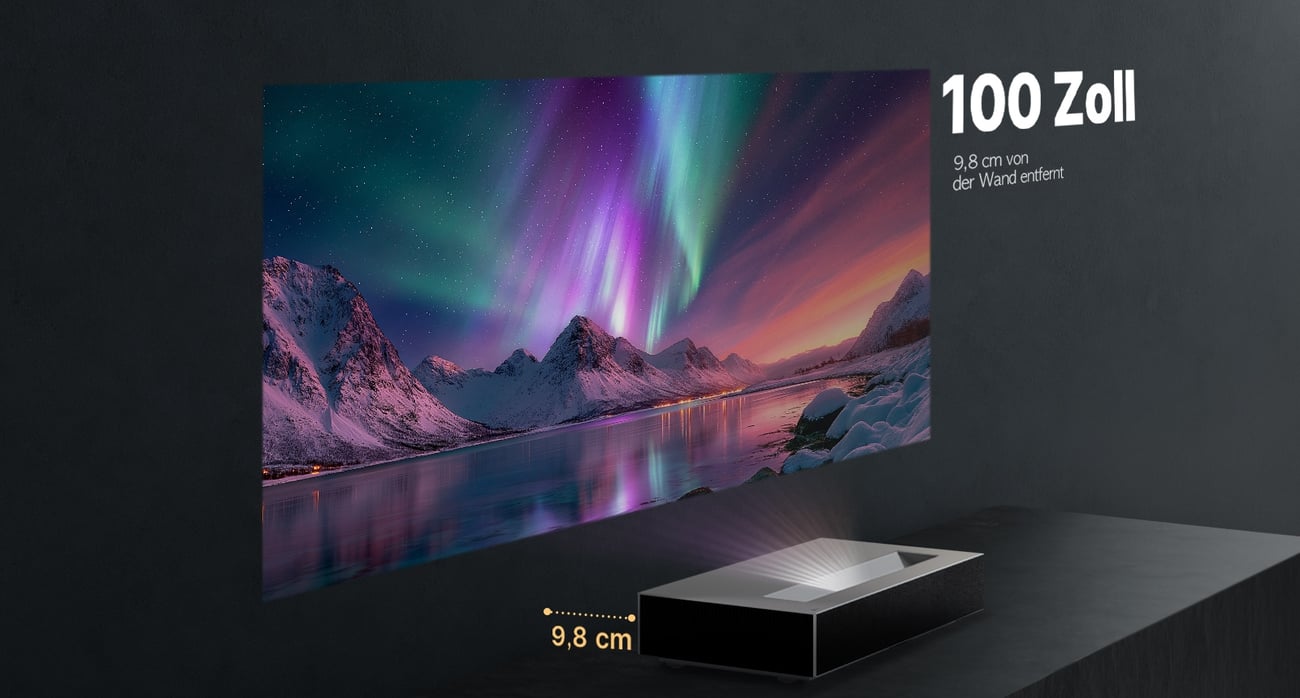 Grafik von LG: Der HU925V steht 9,8 Zentimeter vor einer dunklen Wand und projiziert ein 100-Zoll-Bild mit Nordlicht über verschneiten Bergen