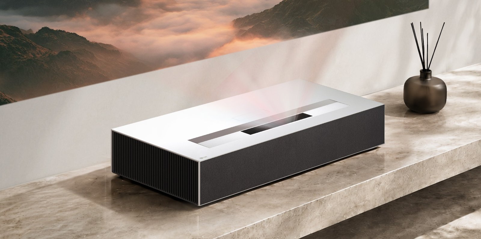 LG CineBeam AI HU925V auf einer Steinbank, von dem Gerät aus fällt die Projektion auf die Wand darüber; rechts steht eine Vase mit Duftstäbchen