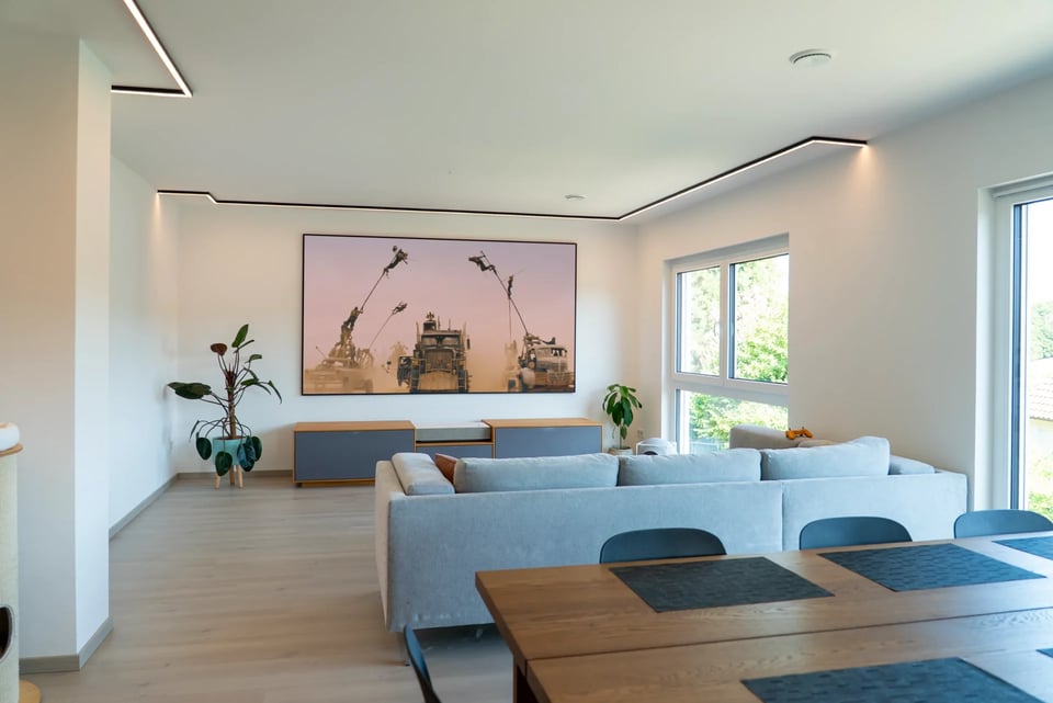 Laser-TV, Designer-Möbel & Unsichtbare Lautsprecher: Das perfekte Wohnzimmerkino