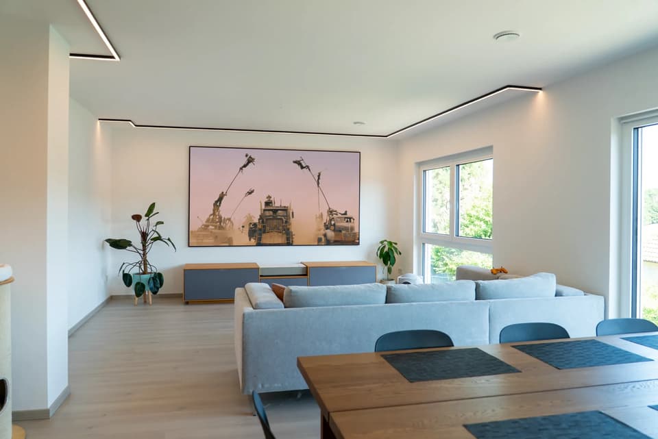 Laser-TV, Designer-Möbel & Unsichtbare Lautsprecher: Das perfekte Wohnzimmerkino