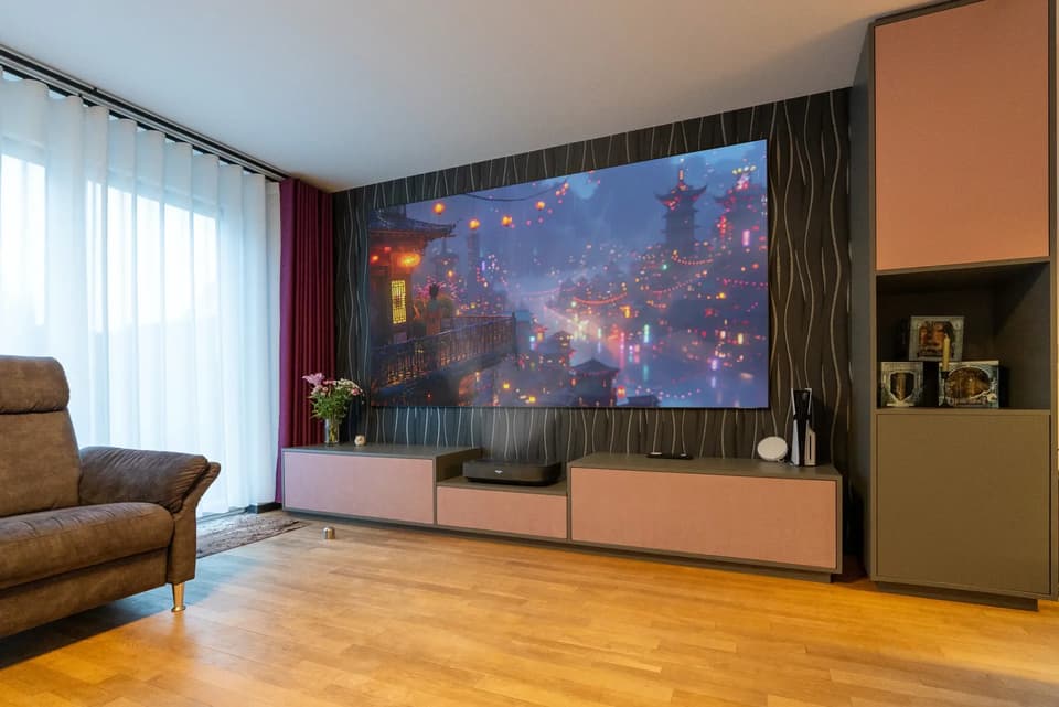 120 Zoll im Wohnzimmer - Heimkino trifft Wohnambiente