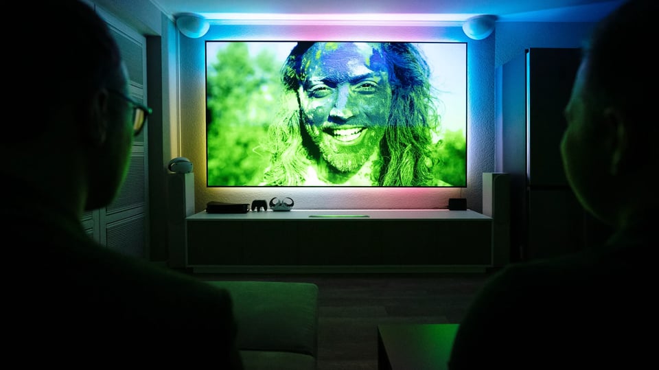 Sowas habt ihr noch NIE gesehen: 120 Zoll TV mit "Ambi-Light" Beleuchtung!
