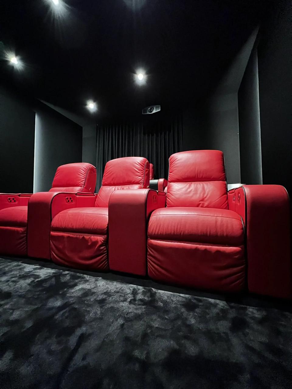 HAMMER Heimkino Sessel in dediziertem Black Cinema