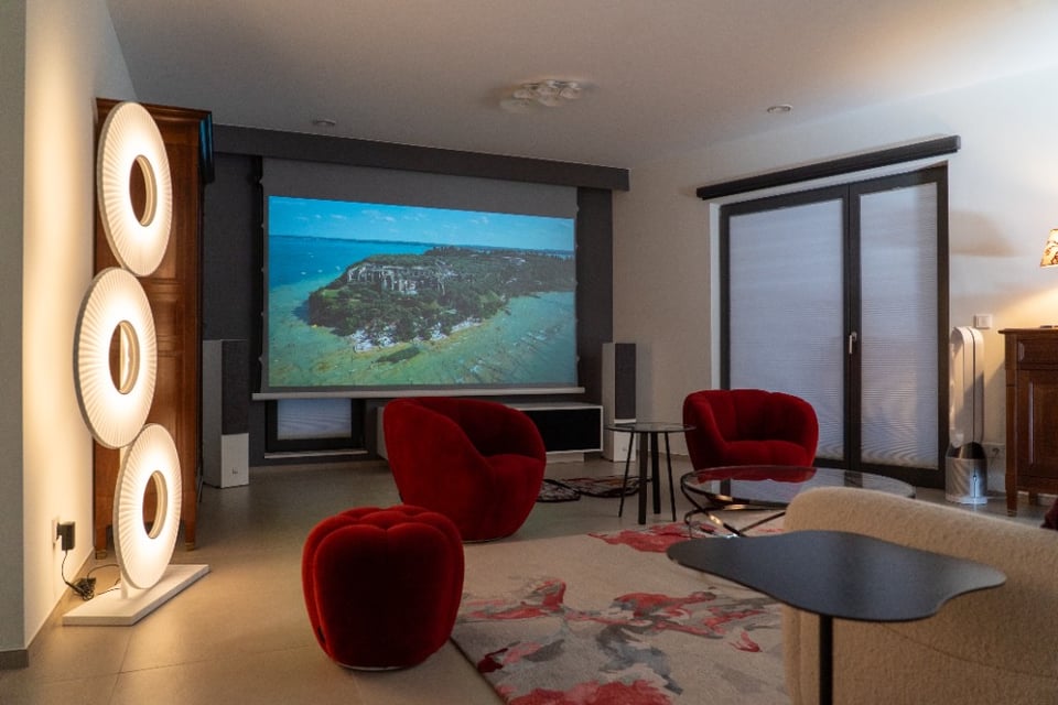 Heimkino unsichtbar eingebaut: Design White Cinema im Wohnzimmer