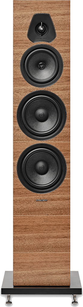 Frontansicht des Sonus faber Lumina V, einem 3-Wege-Standlautsprecher in Walnuss-Finish.
