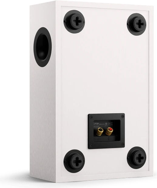 Rückansicht des KEF Q4 Meta Lautsprechers in weißer Ausführung mit sichtbaren Anschlüssen.