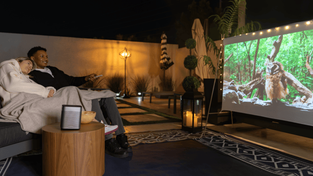 Outdoor-Kino auf der Terrasse — Sofa, Projektor und mobile Leinwand