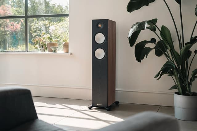 Standlautsprecher im Wohnzimmer — Stereo oder Mehrkanal