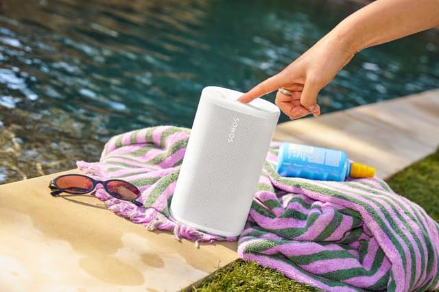 Kabelloser Lautsprecher am Pool — Wireless-Sound