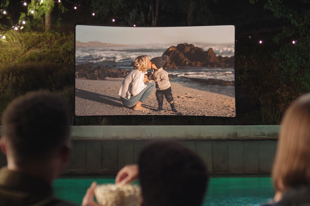 Outdoor-Kino am Pool mit mobiler Leinwand