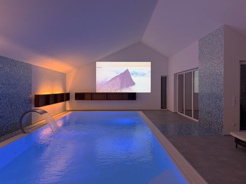 Schwimmhalle mit Lichtszene und Projektion, Projekt LUX-SC-0001