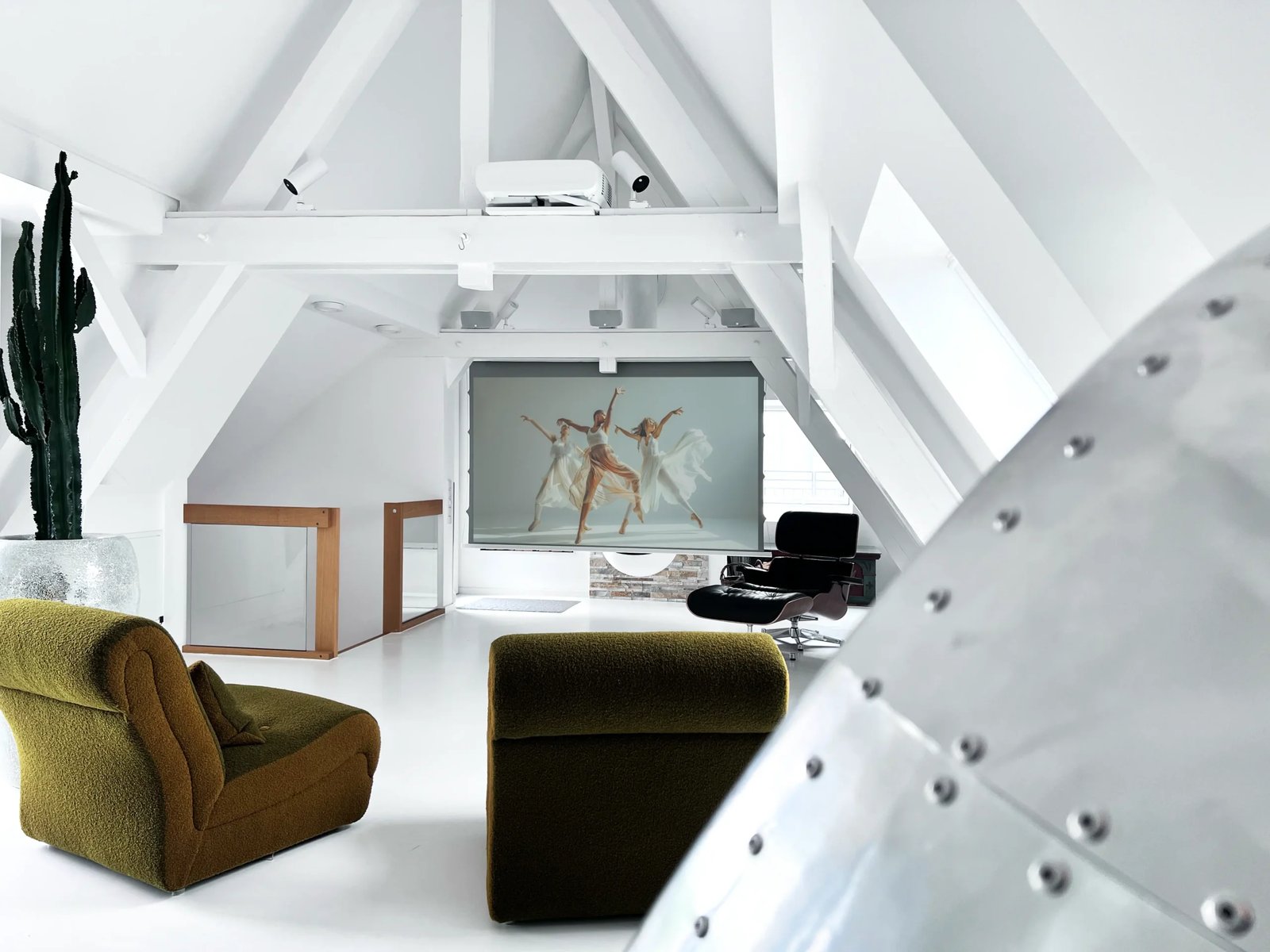 Designer-Penthouse mit Heimkino-Leinwand.
