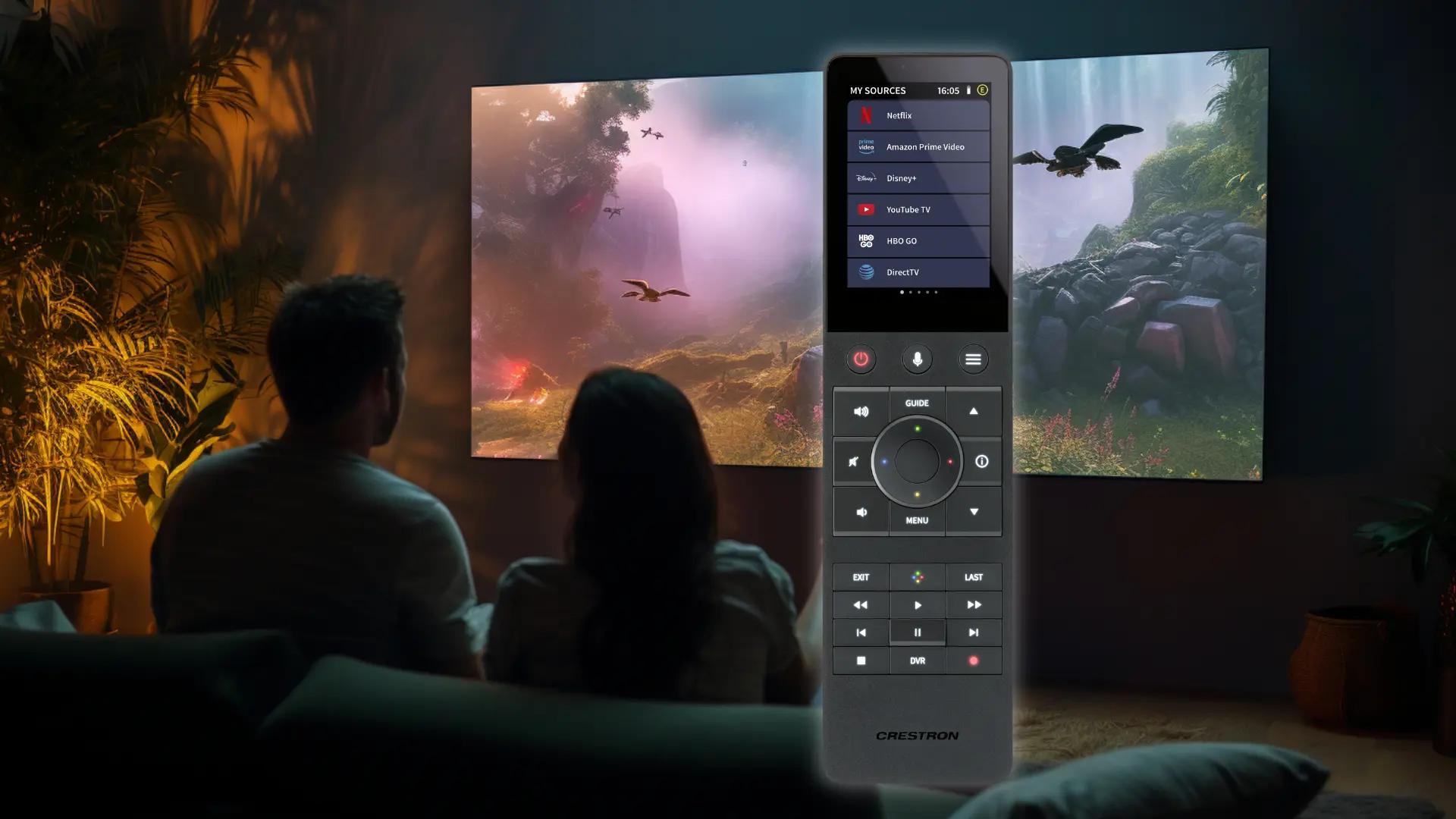 Handsender einer AV-Steuerung vor einer großen Leinwand im Wohnzimmer