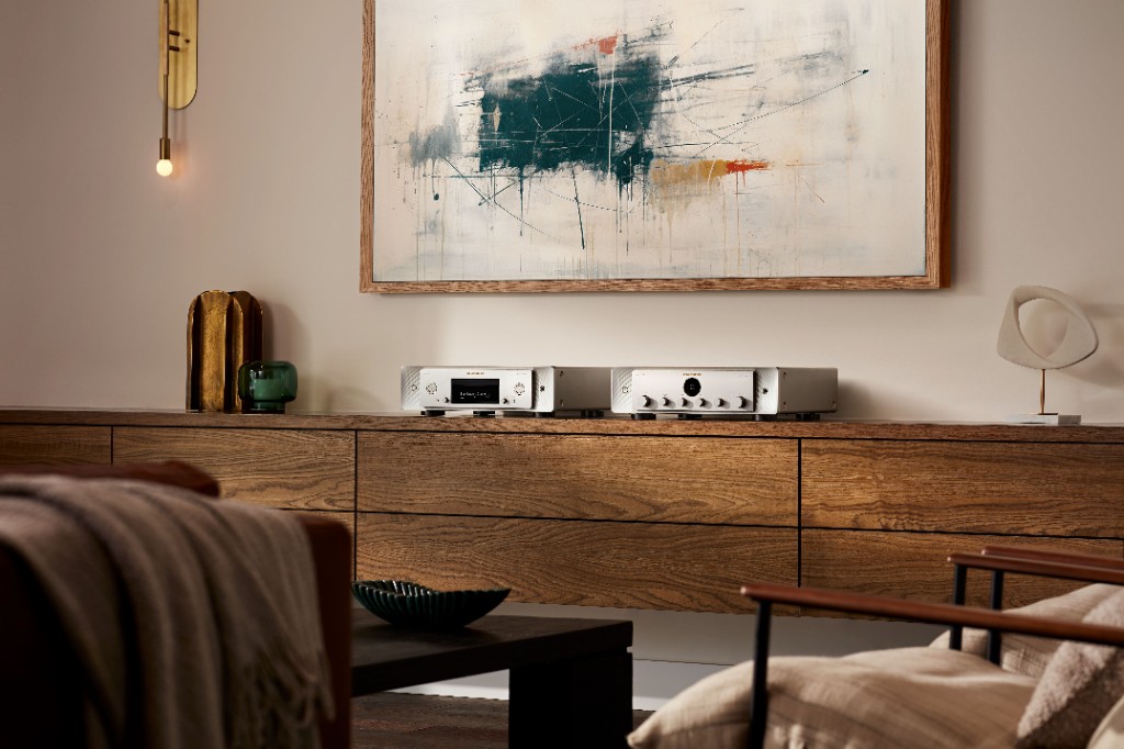 Marantz Model 50 Verstärker und CD 50n auf einem Sideboard