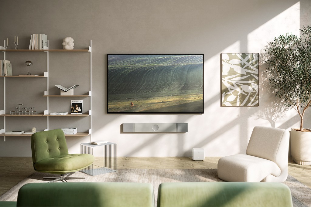 KEF XIO Soundbar silber unter einem Fernseher im Wohnzimmer