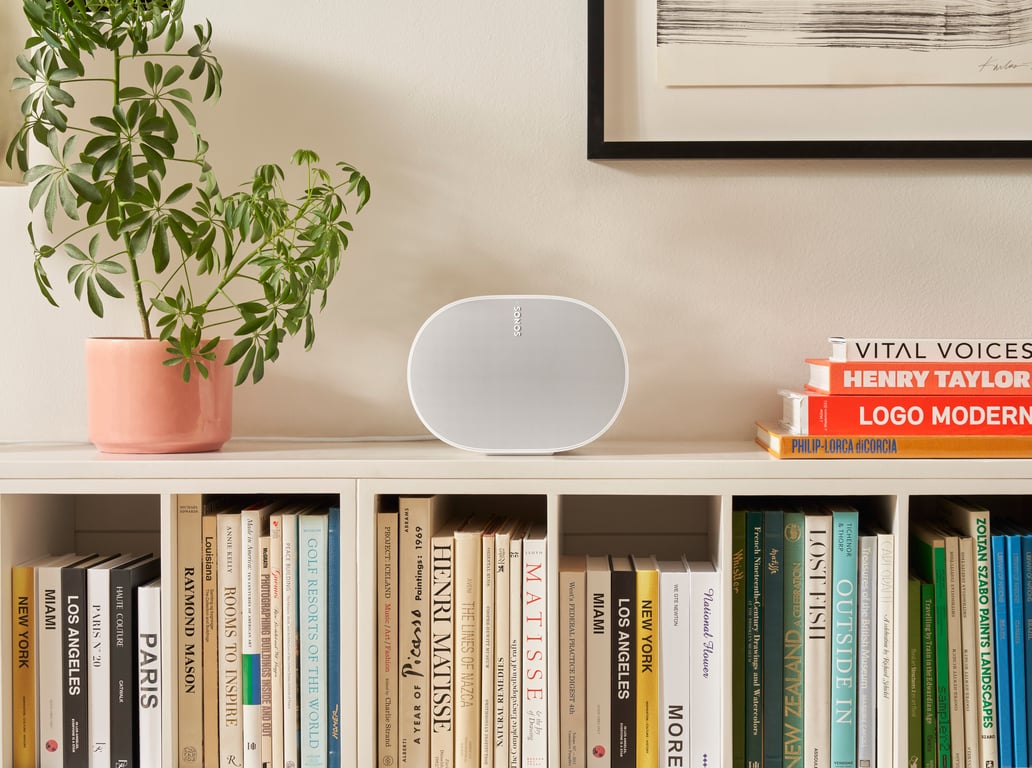 Weißer Sonos Era 300 Streaming-Lautsprecher auf einem Bücherregal