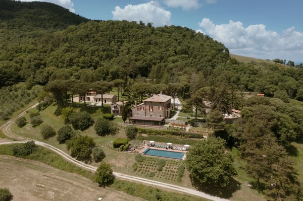 Tenuta di Casa Bruciata — 350-hectare hillside agriturismo estate overlooking the Nese Valley at Preggio, Umbria