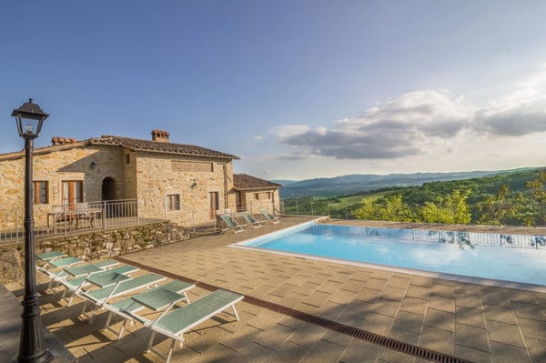 Agriturismo La Conca — a Tuscan estate wedding, the kind of day a well-chosen supplier team makes look effortless