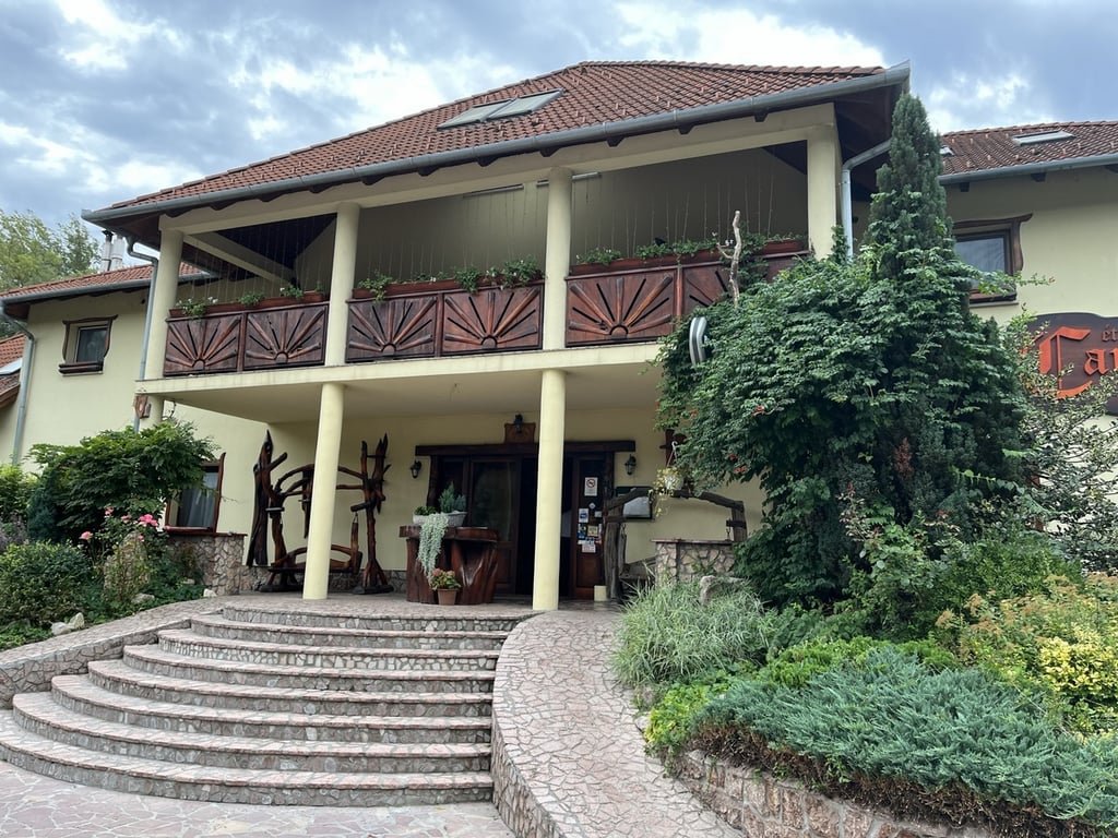 Camelot Club Hotel és Étterem