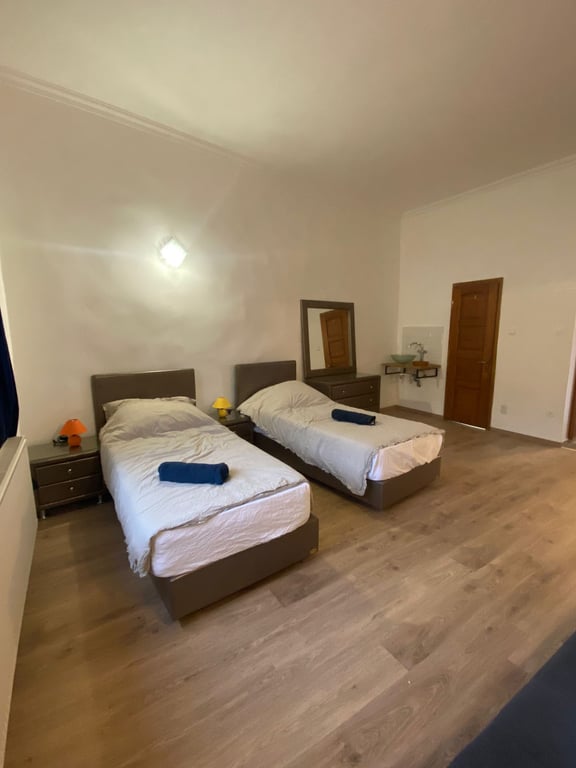 Reb Shayele's Hotel Kerestir ר' ישעי'לעס
