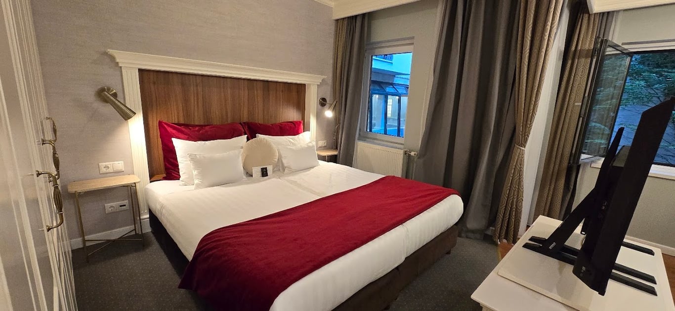 Queen's Court Hotel & Residence