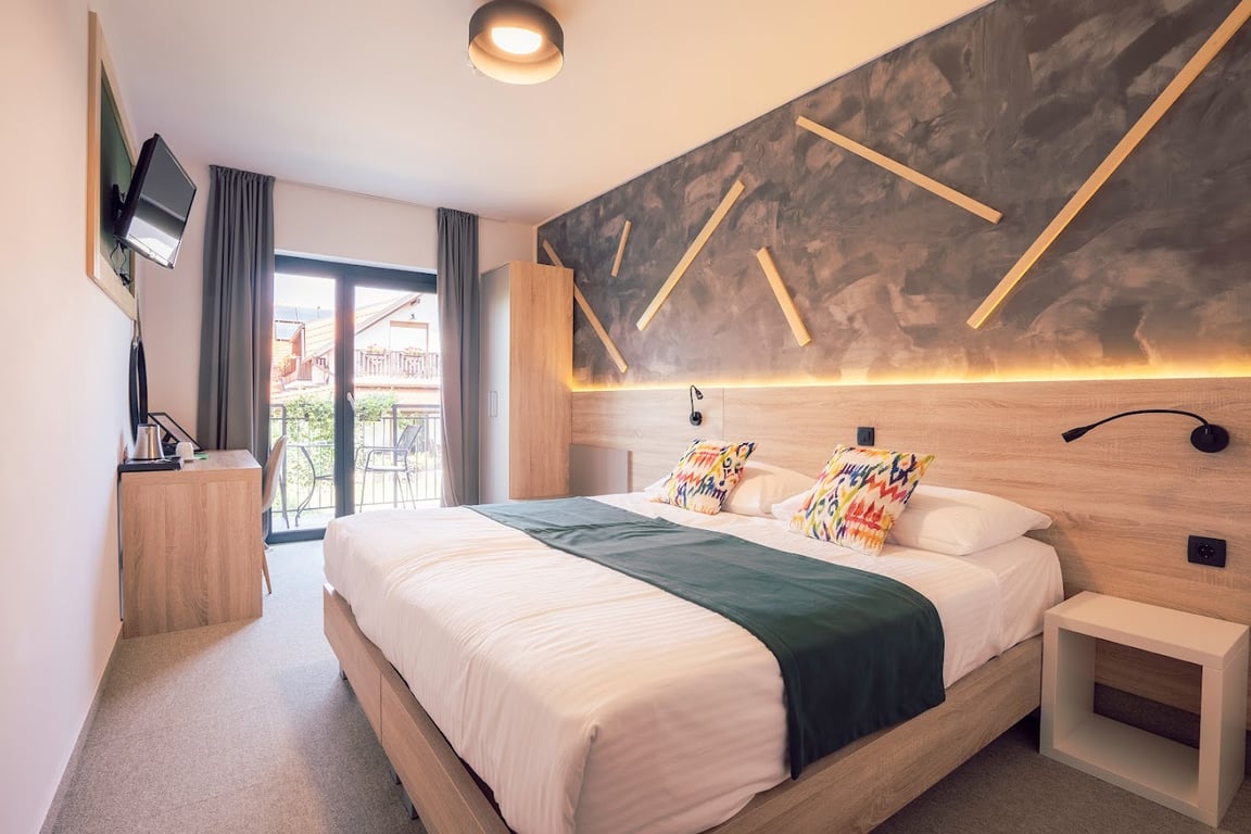 16 Lakes Hotel