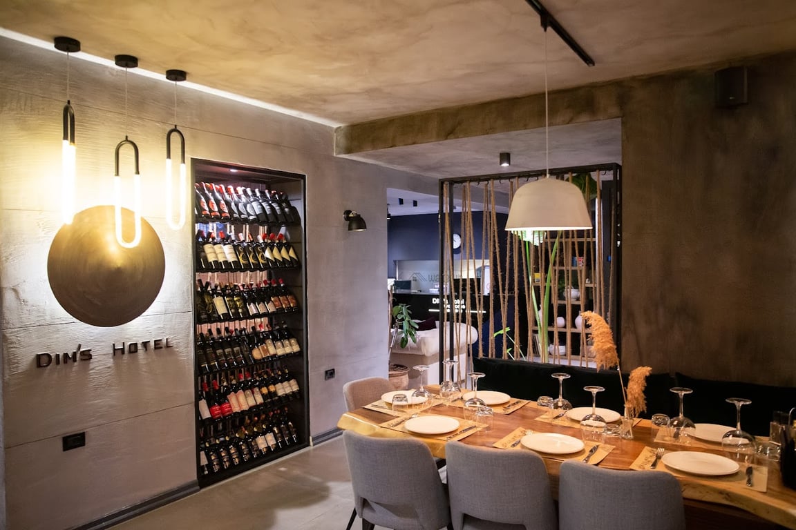 Dim's Hotel & Restaurant