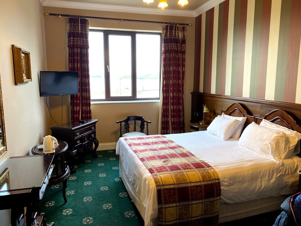 Lakeside Manor Hotel