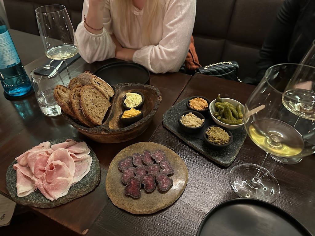 Sticks & Stones Weinbar