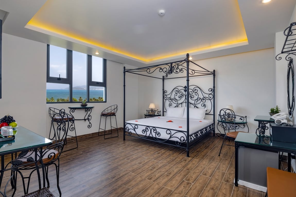 Azura Gold Hotel & Apartment