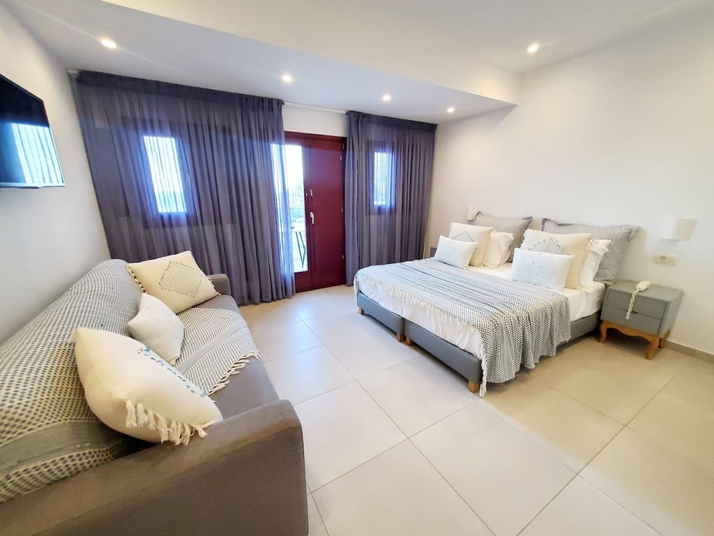 MAR n MAR CROWN HOTEL-SUITES