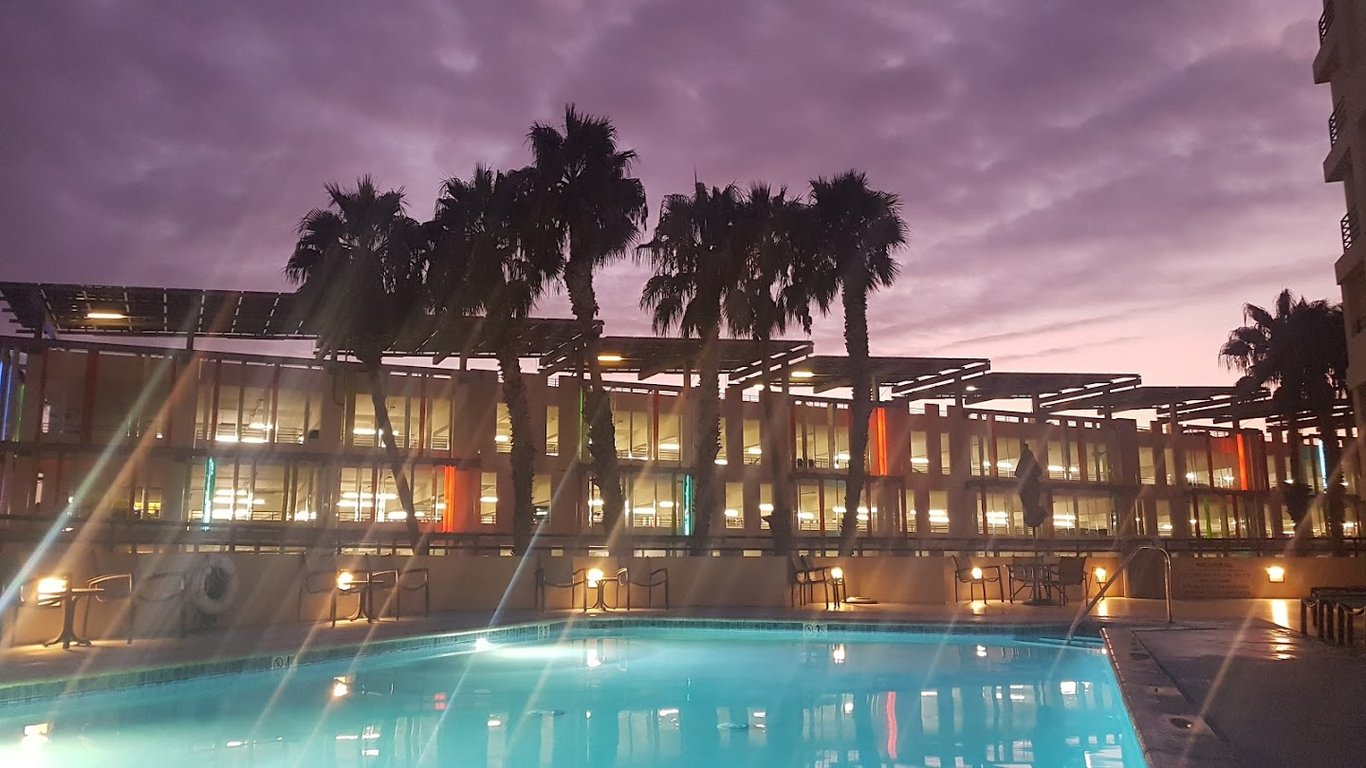 Hilton Santa Monica Hotel & Suites